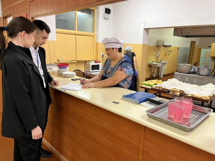 Мектеп Парламенті мүшелерінің мектеп асханасын тексеруі